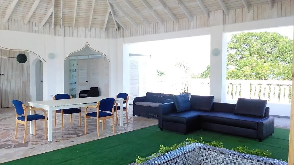 Little Savoy Guest House Runaway Bay