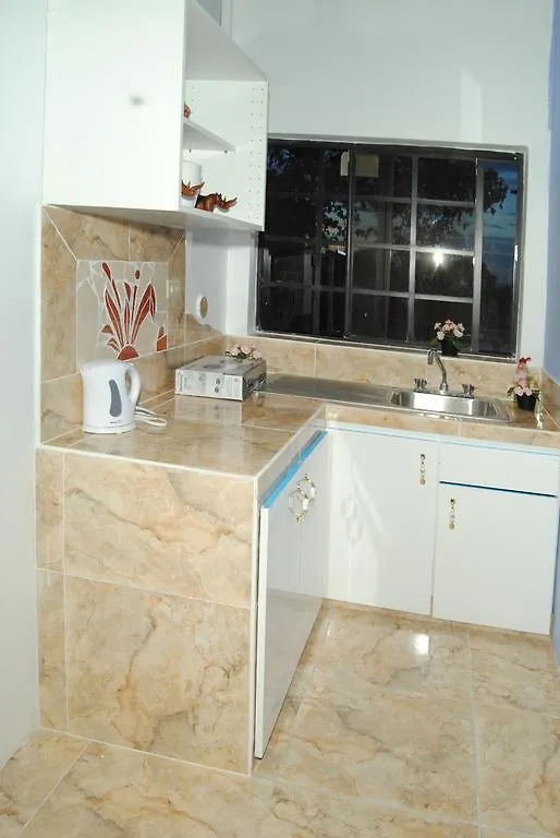 Little Savoy Guest House Runaway Bay