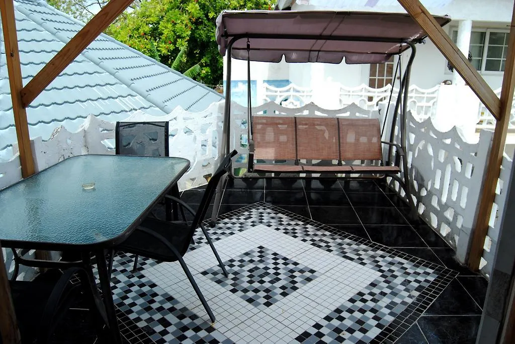 Little Savoy Guest House Runaway Bay
