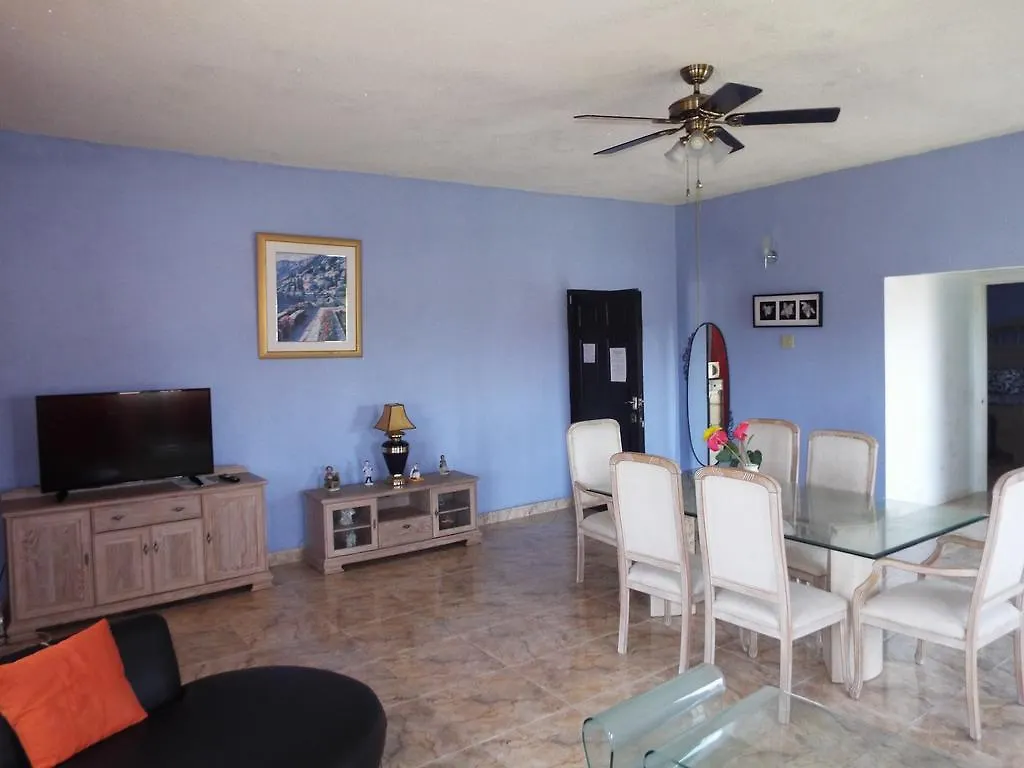Little Savoy Guest House Runaway Bay