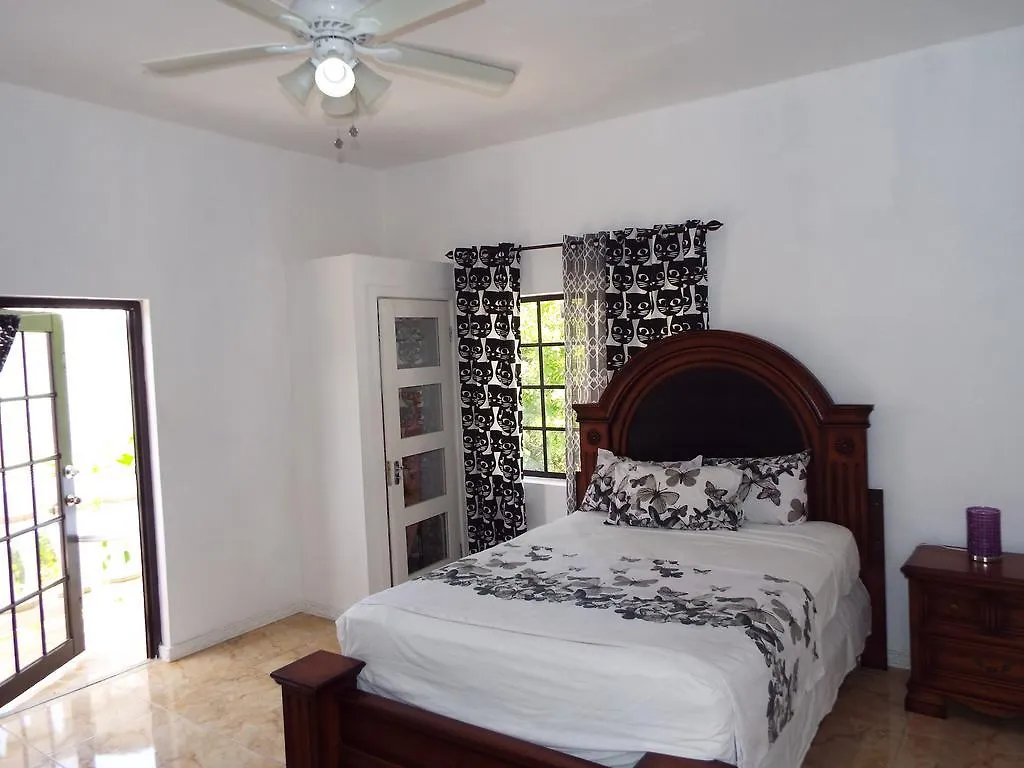 Little Savoy Guest House Runaway Bay 2*,