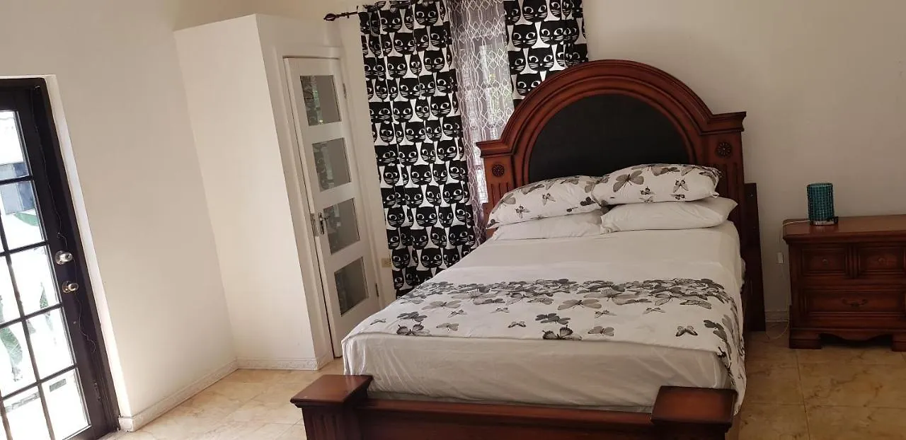 Little Savoy Guest House Runaway Bay