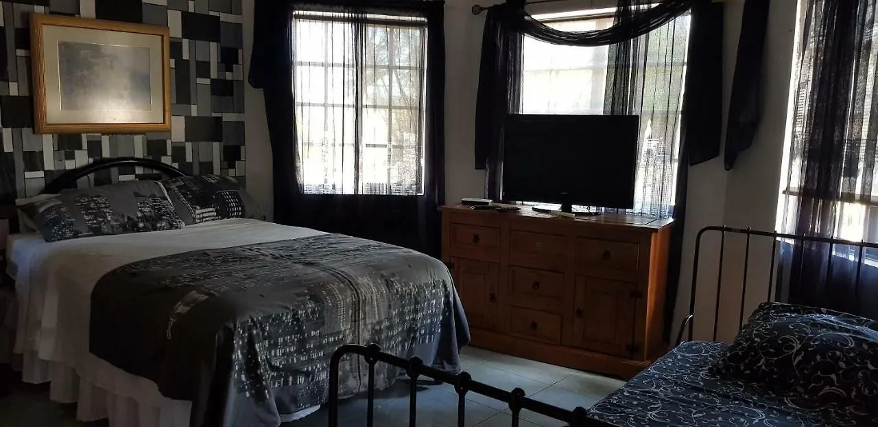 Little Savoy Guest House Runaway Bay
