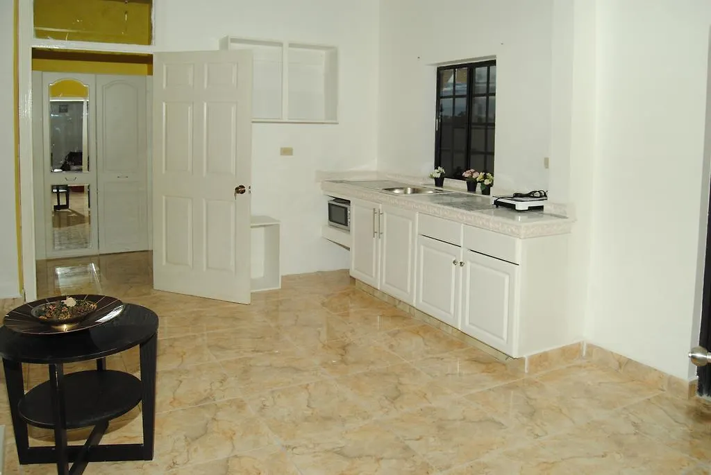 Little Savoy Guest House Runaway Bay